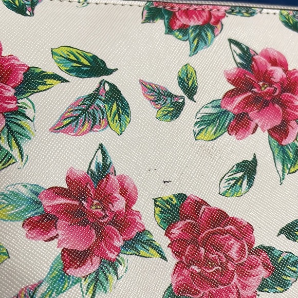 Free With a Purchase 200$ and Up Guess - Picture 5 of 7